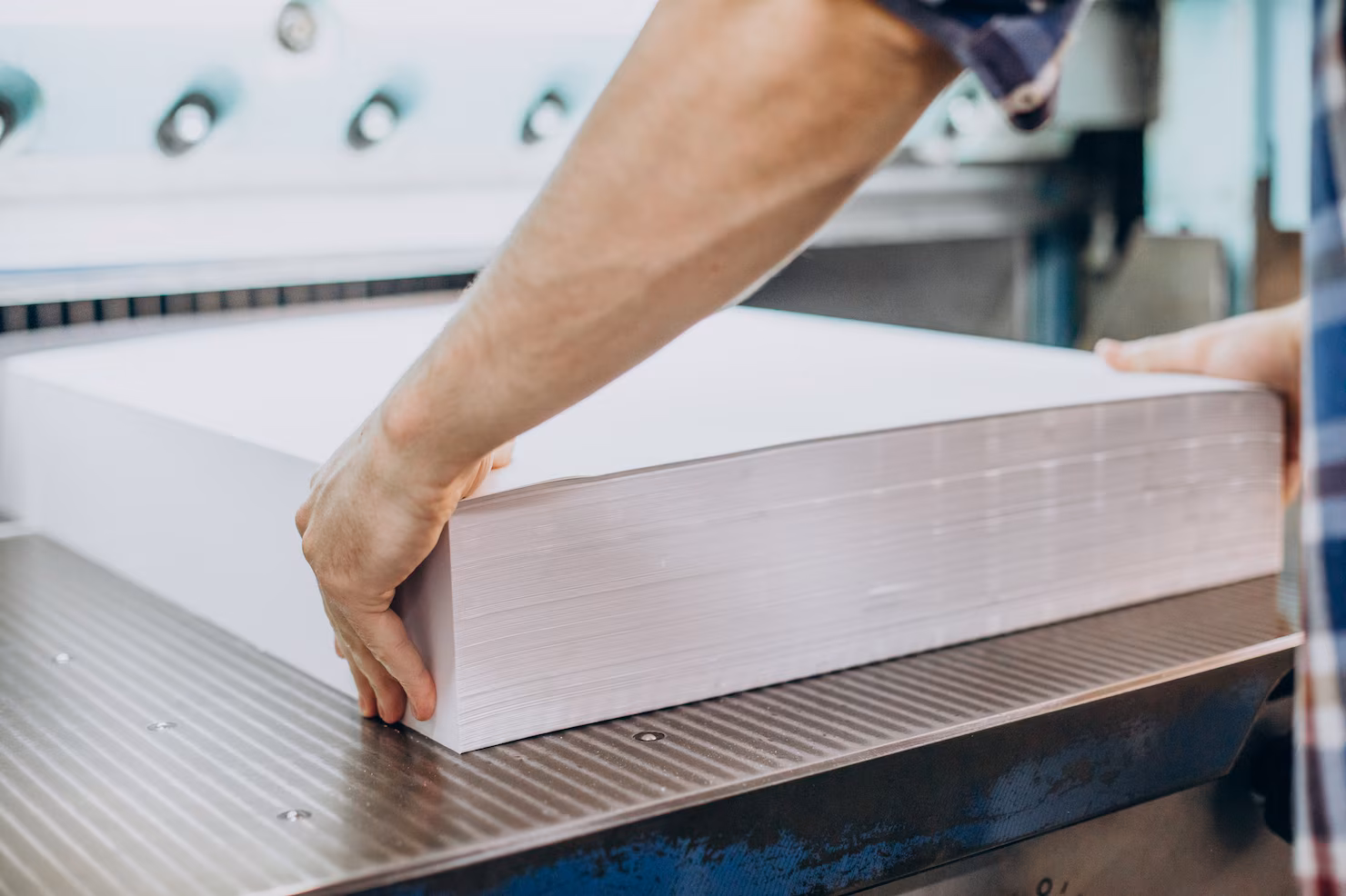 hombre trabajando imprenta papel pinturas 1303 26575