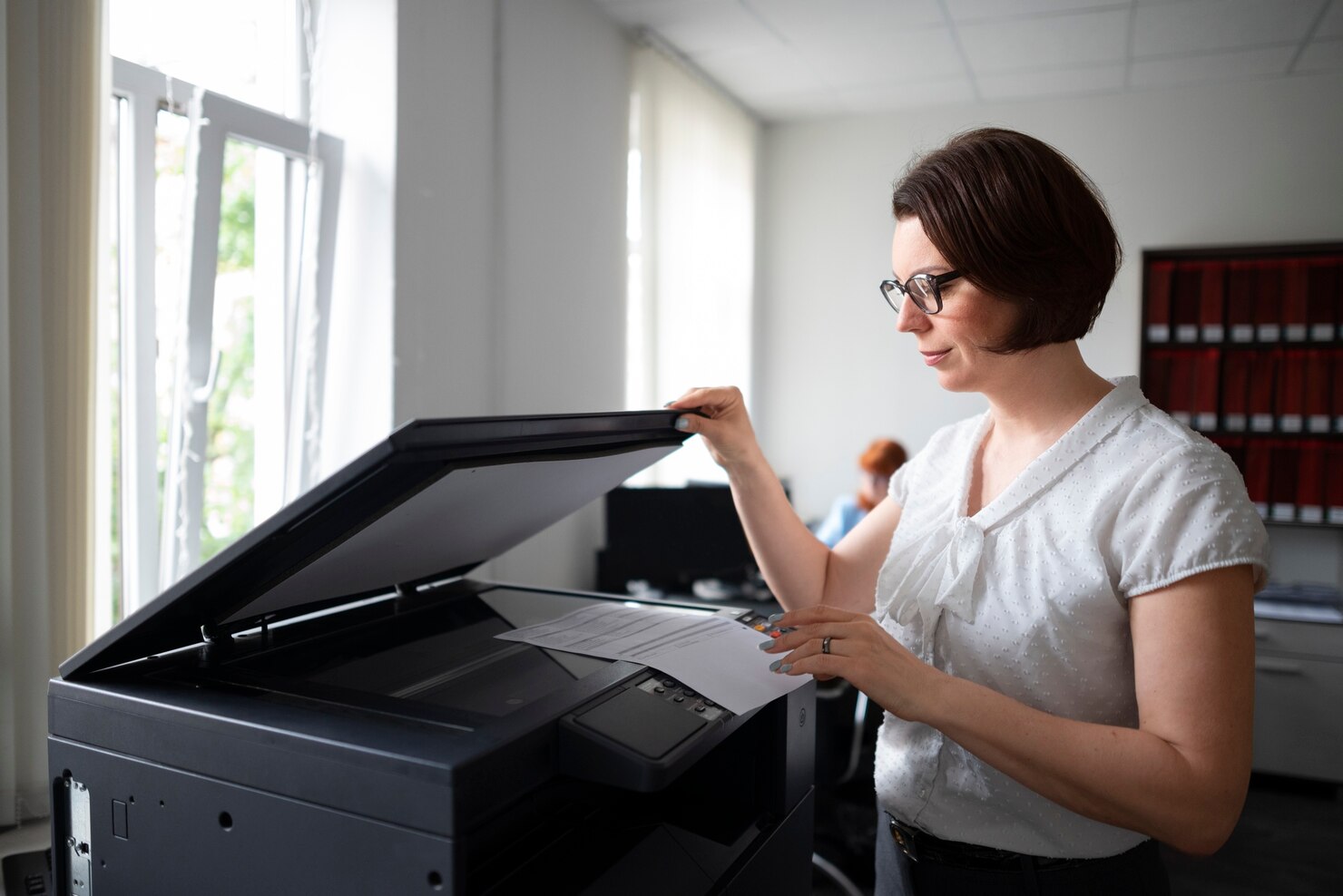mujer trabajando oficina usando impresora 23 2149456970