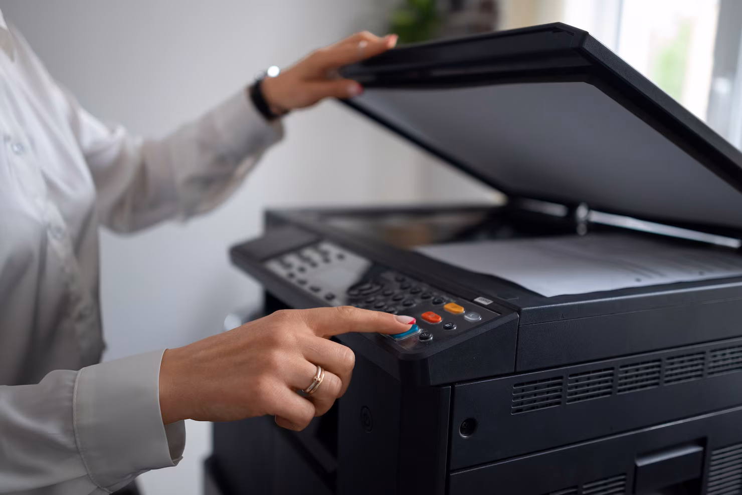 mujer trabajo oficina usando impresora 23 2149456933